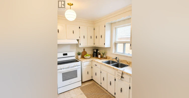 100 Ballacaine Drive, Toronto, ON, M8Y 4B8 - 6
