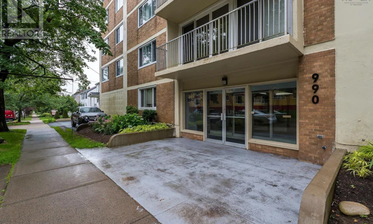 502-990 Mclean Street