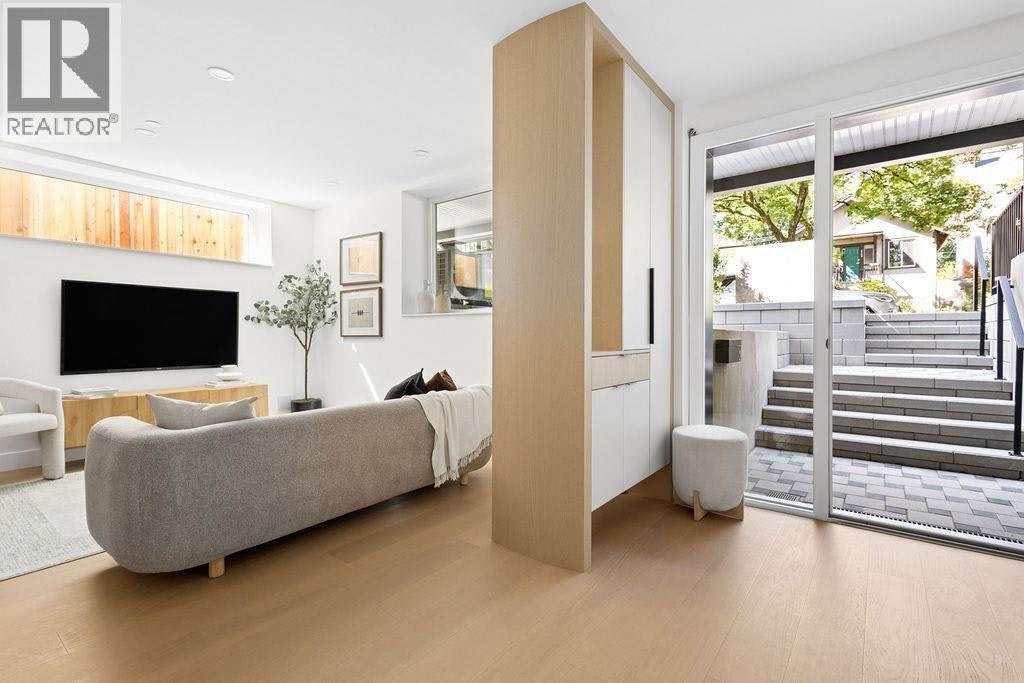 2-2124 E 8 Avenue, Vancouver, BC, V5N 1V5
