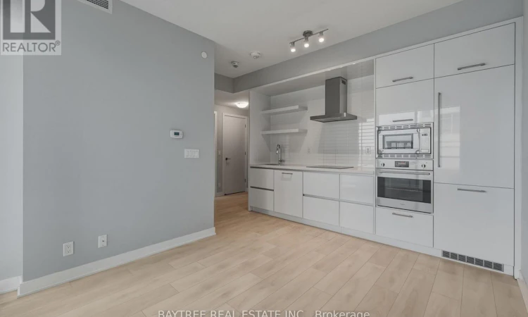 3807-2221 Yonge Street
