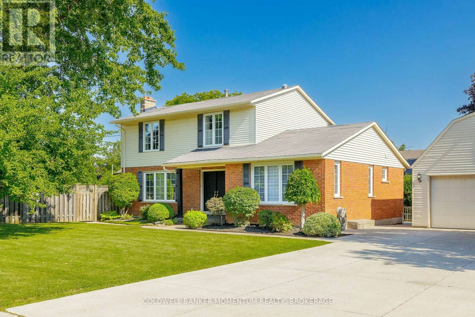 212 Livingston Avenue, Grimsby, ON, L3M 4V8