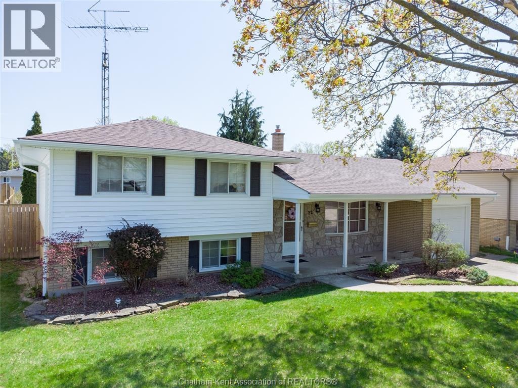 22 Pembroke Crescent, Chatham-Kent, ON, N7L 2J4