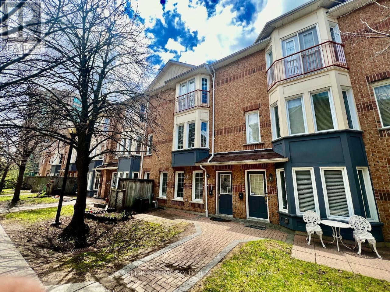 8-151 Townsgate Drive, Vaughan, ON, L4J 8J7