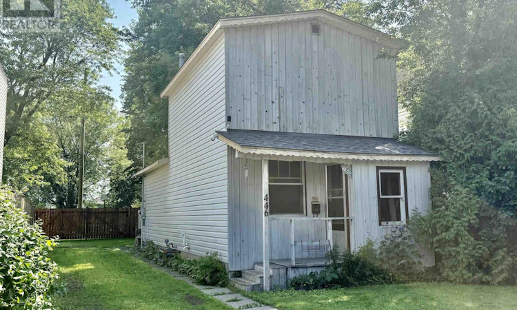 446 Vickers Street N