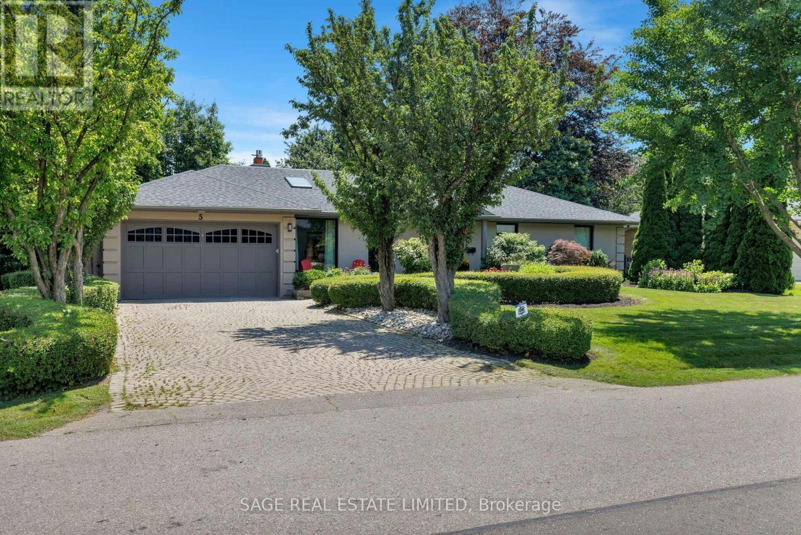 5 Blair Athol Crescent, Toronto, ON, M9A 1X6