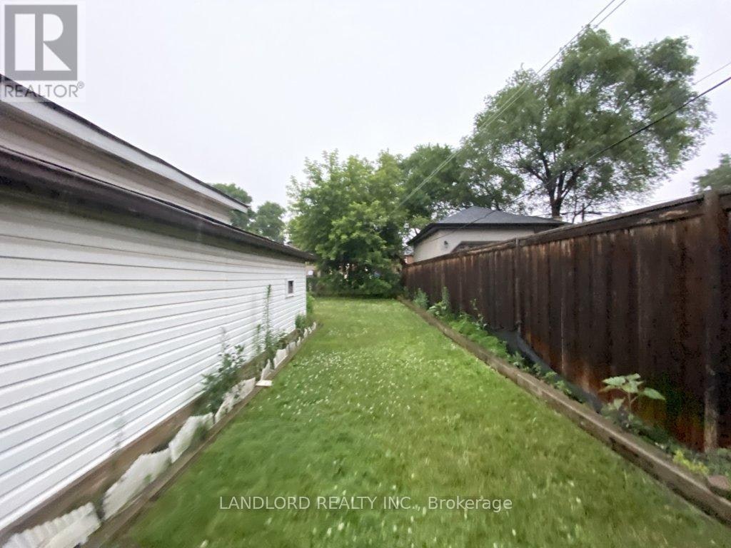 MAIN-92 Holwood Avenue, Toronto, ON, M6M 1P6 - 19