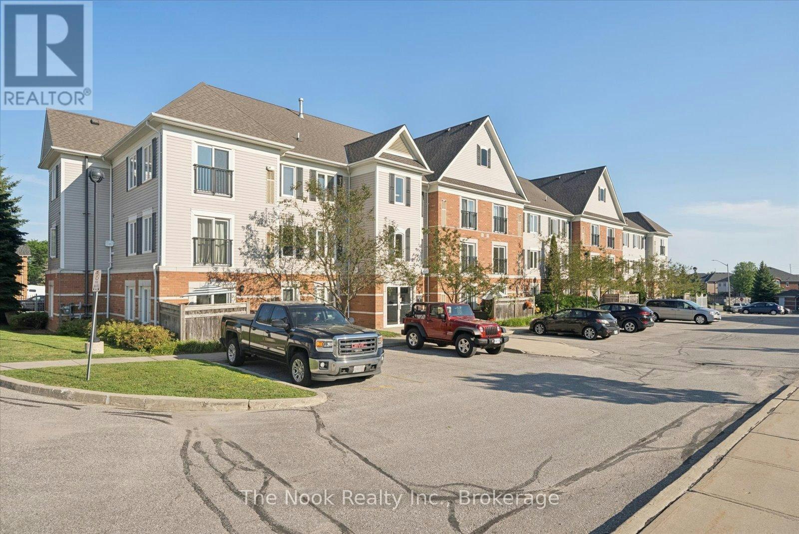 301-106 Aspen Springs Drive, Clarington, ON, L1C 5N6