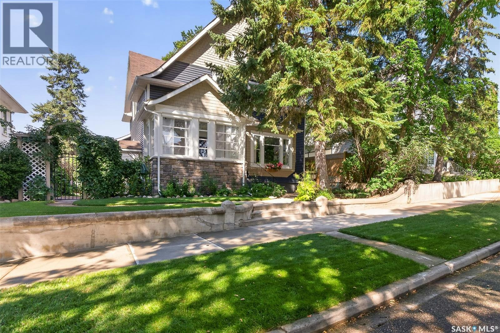1046 Clifton Avenue, Moose Jaw, SK, S6H 3L2