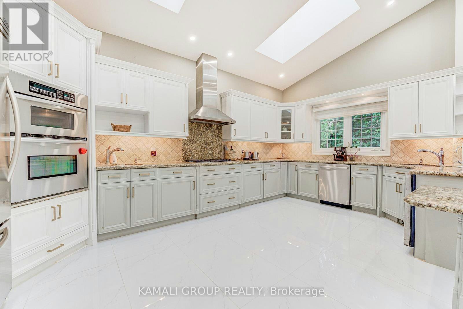 5 Caravan Drive, Toronto, ON, M3B 1M9 - 4