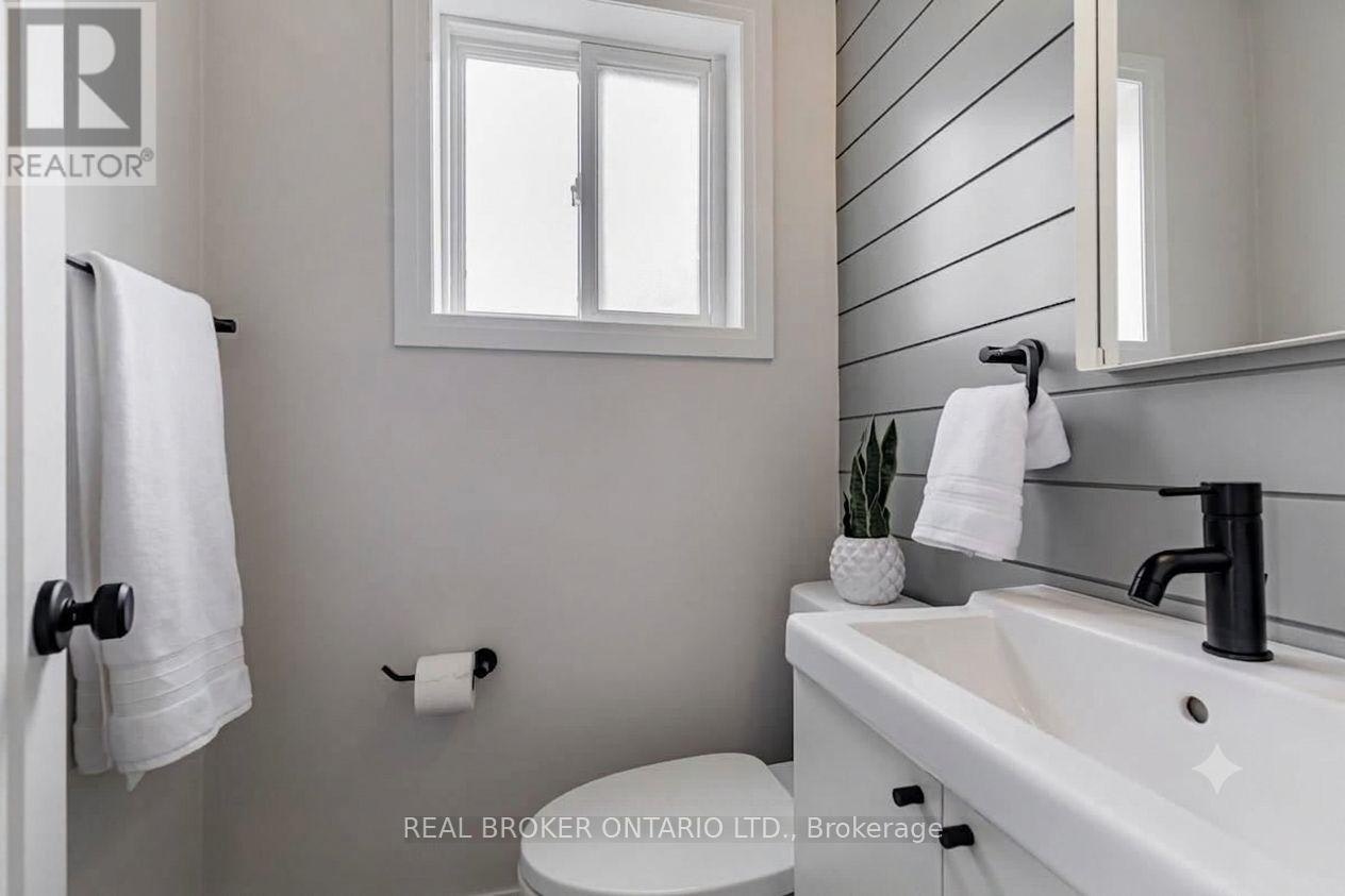 UPPER-25 Newlin Crescent, Toronto, ON, M3L 1X5 - 6