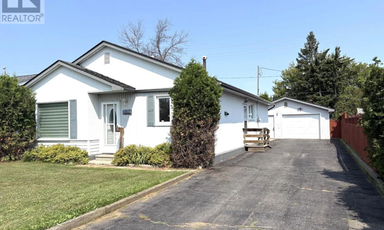1213 Mary Street W
