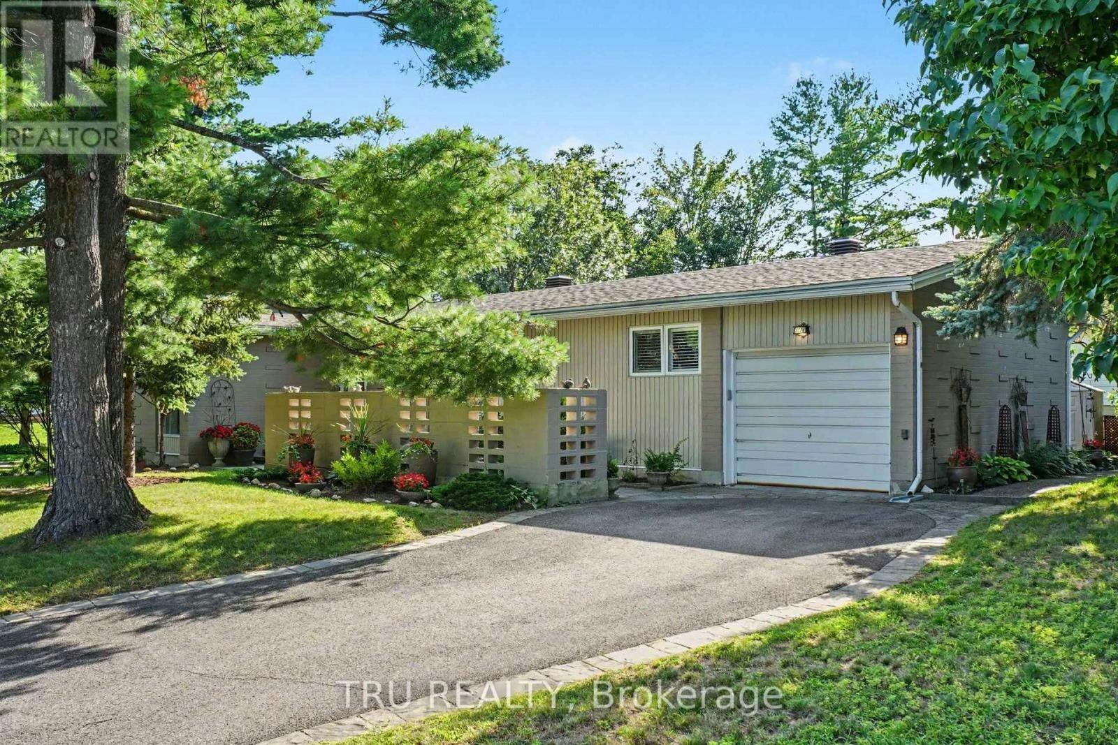 1174 Cameo Drive, Ottawa, ON, K2C 1Y7