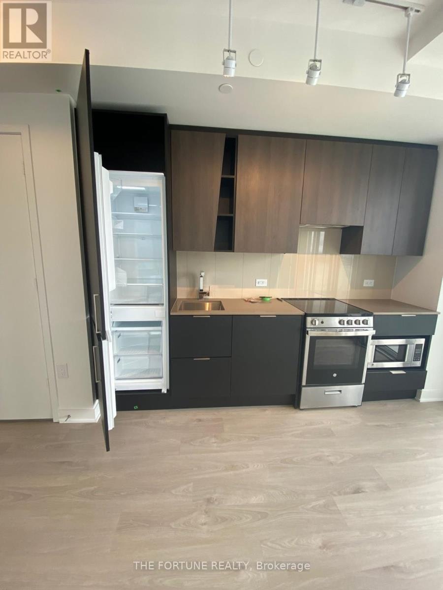 1709-3900 Confederation Parkway, Mississauga, ON, L5B 0M3