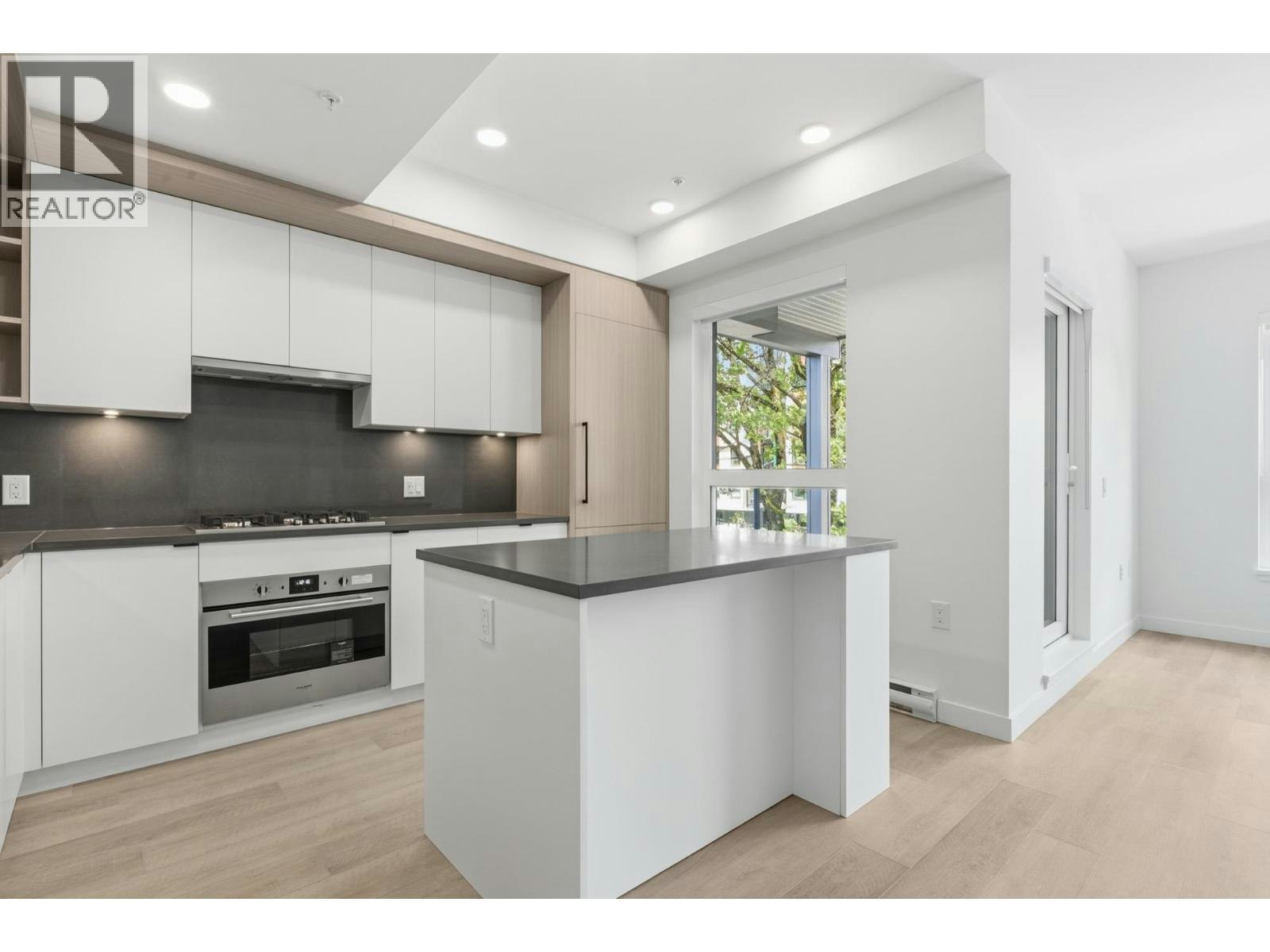 203-2268 E Broadway, Vancouver, BC, V5N 0L2