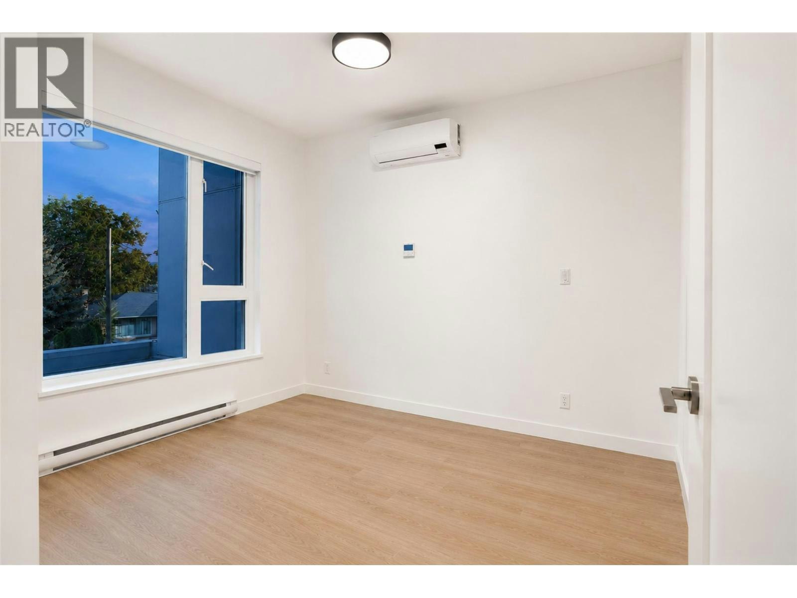 201-1380 Pridham Avenue - 3