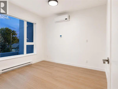 201-1380 Pridham Avenue - 3