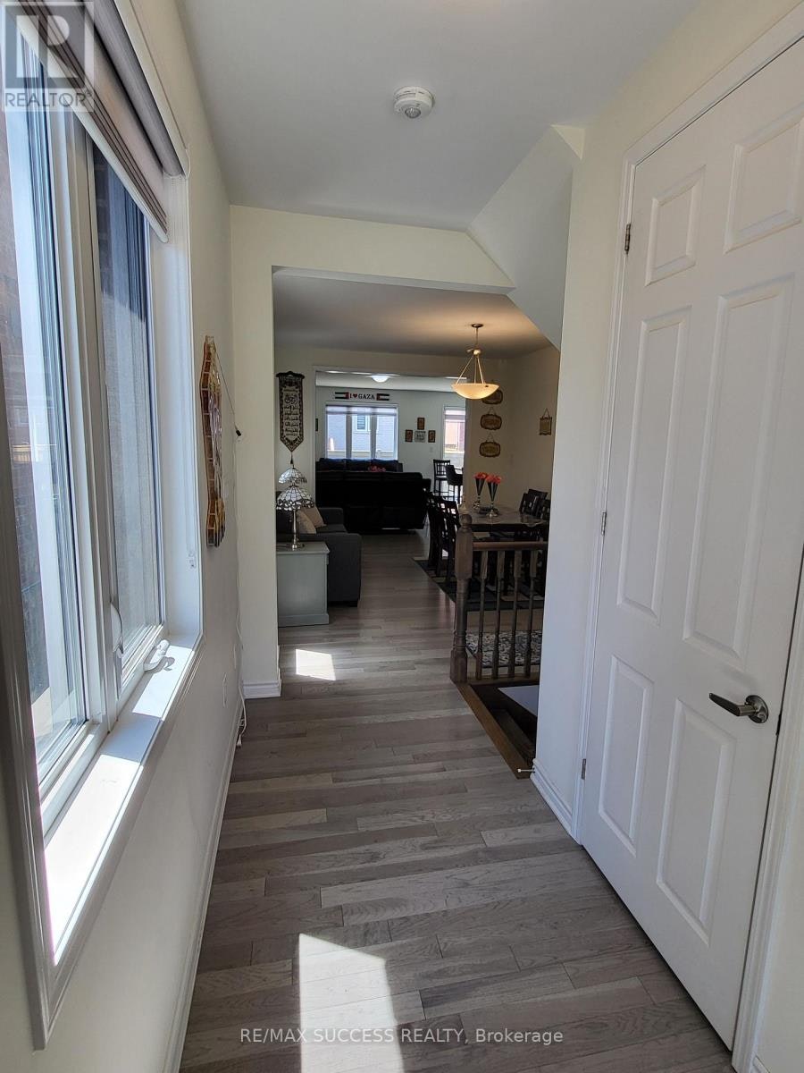 725 Kennedy Circle W, Milton, ON, L9E 1R9 - 2