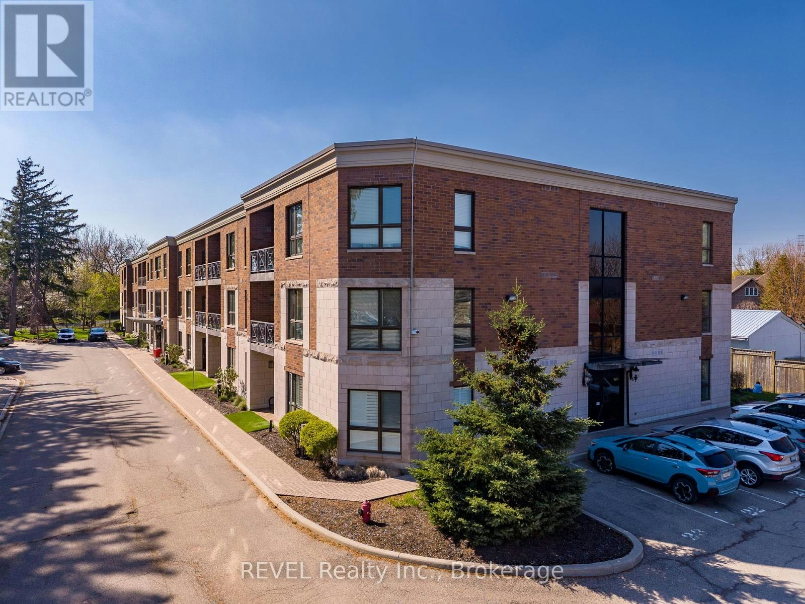 212-2799 St. Paul Avenue, Niagara Falls, ON, L2J 2L3