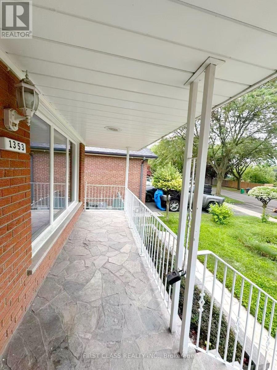 UPPER-1353 Myron Drive, Mississauga, ON, L5E 2N5 - 2