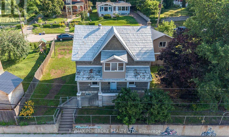 131 Bonnechere Street W
