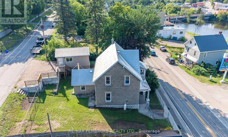 131 Bonnechere Street W