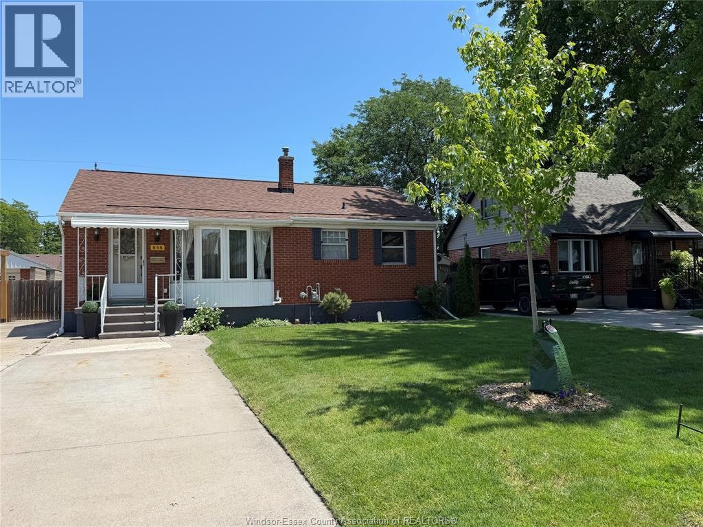 858 Laporte, Windsor, ON, N8S 3R4