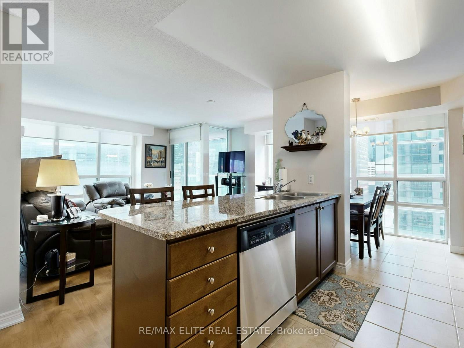 1806-30 Grand Trunk Crescent, Toronto, ON, M5J 3A4
