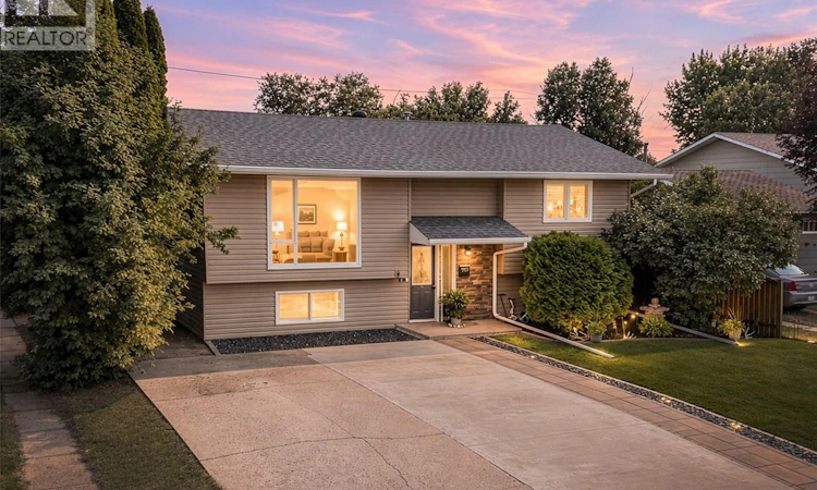 951 Holdsworth Crescent
