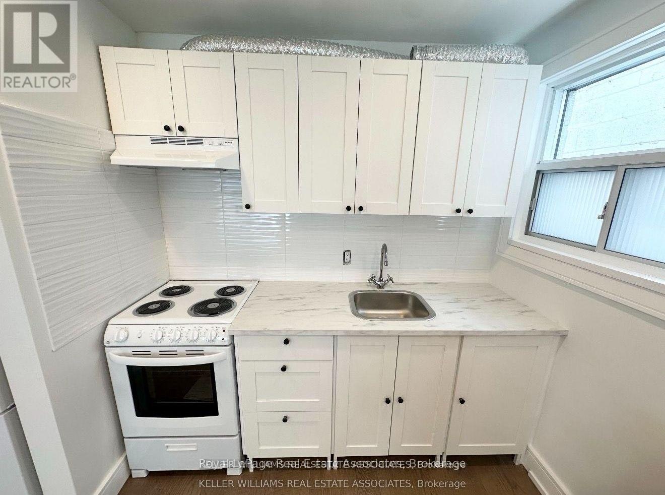 4-237 Lakeshore Road E, Mississauga, ON, L5G 1G8 - 2