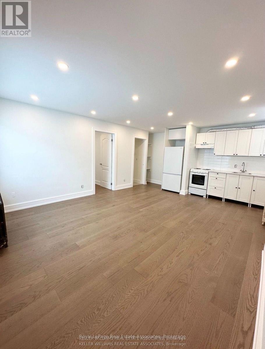 4-237 Lakeshore Road E, Mississauga, ON, L5G 1G8