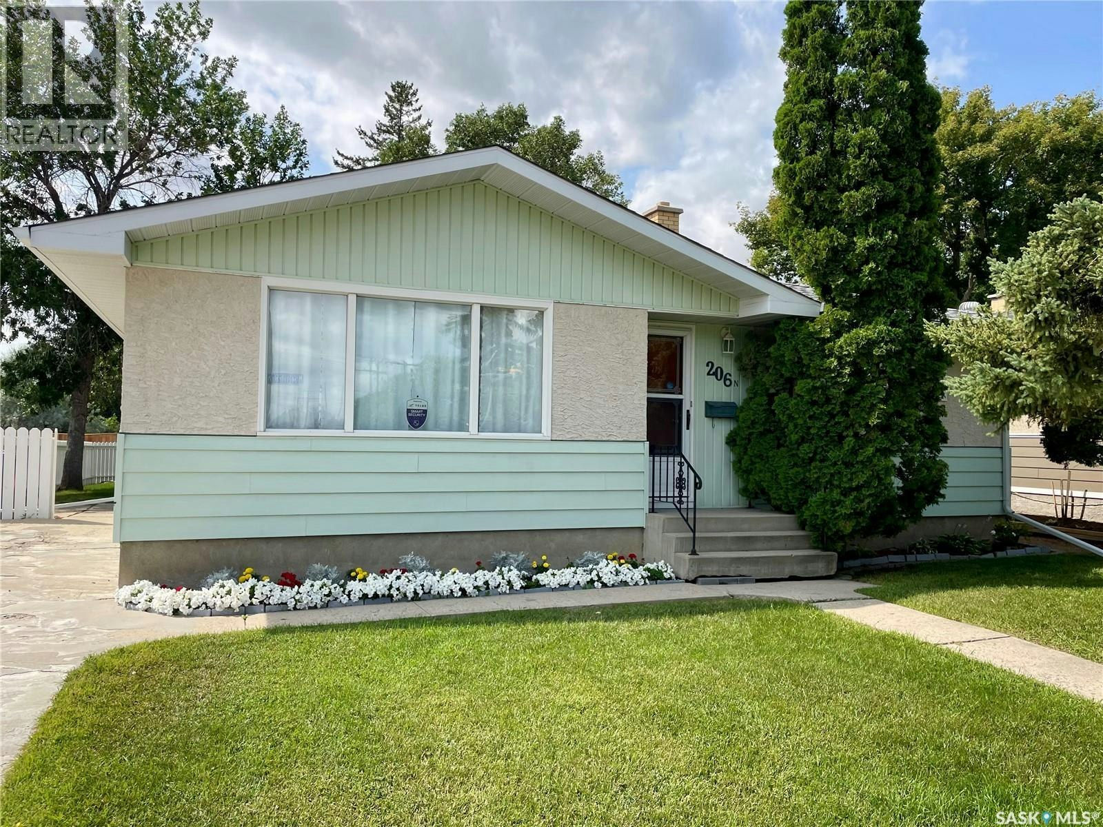206 Mcintosh Street N, Regina, SK, S4R 4Z9