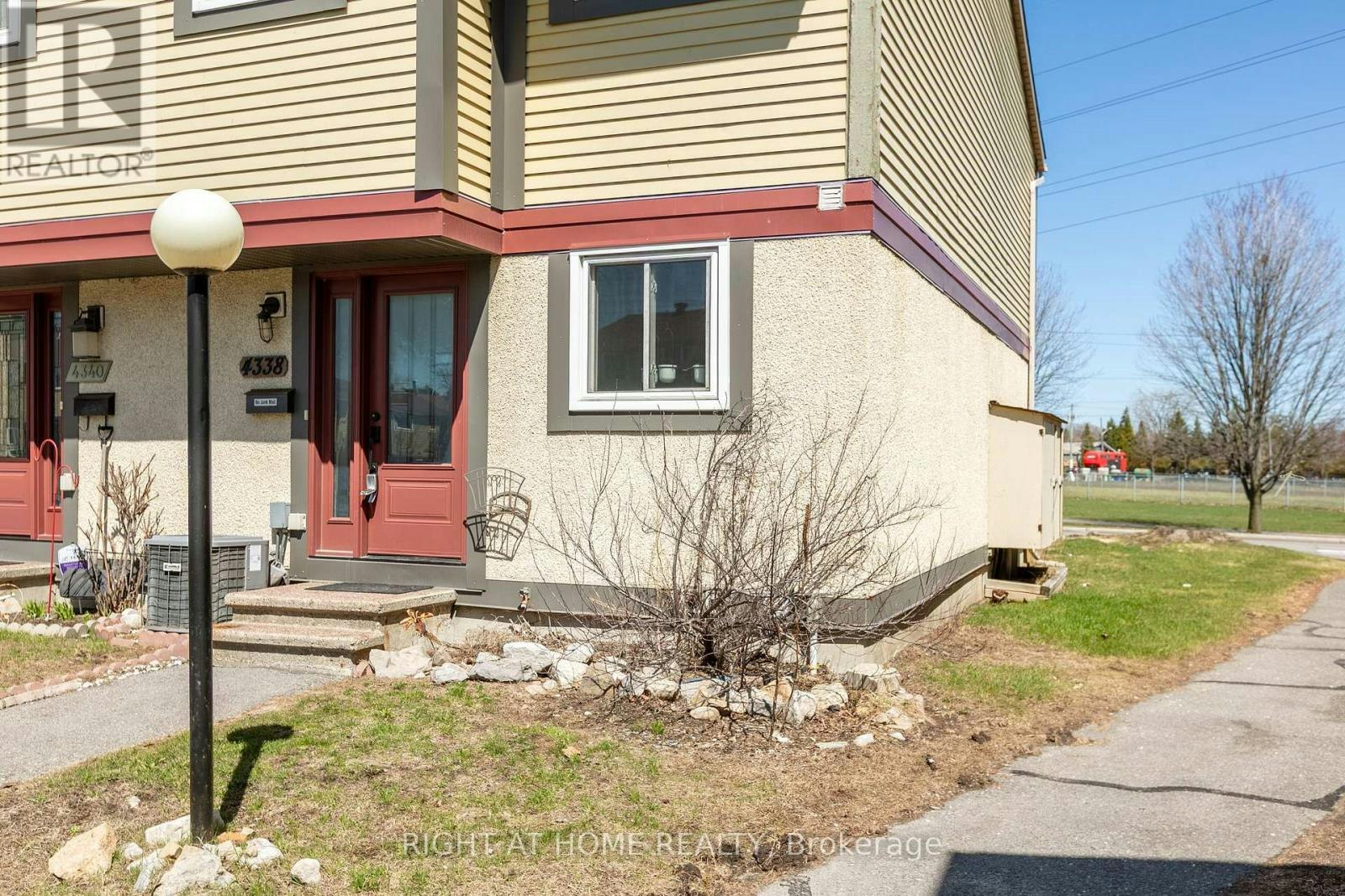 4338 Meadowvale Lane, Ottawa, ON, K1B 5A2 - 2