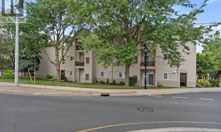 306-3000 Sandwich Street