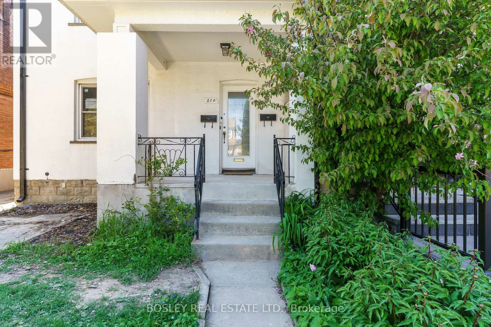 1-210 Westmount Avenue, Toronto, ON, M6E 3M8 - 3