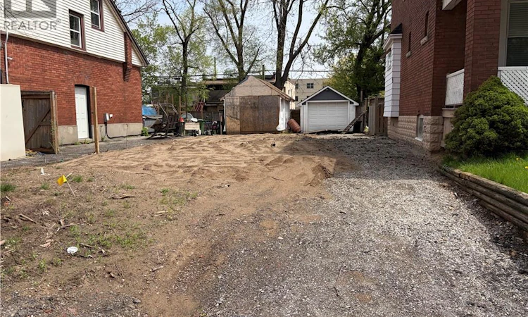 18 Tuxedo Avenue N