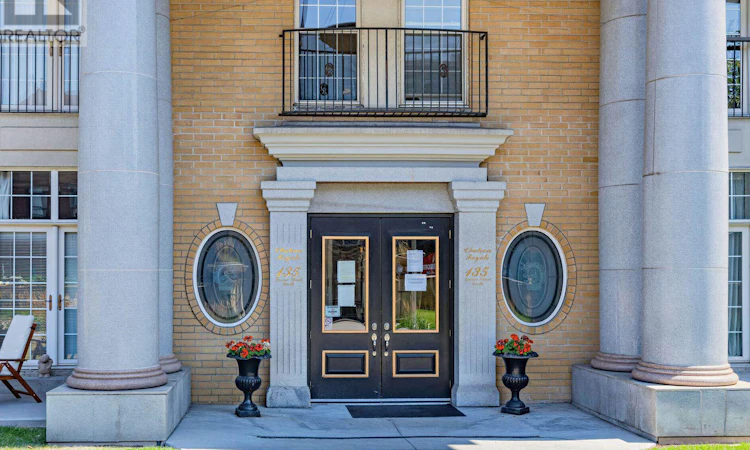1011-135 James Street S