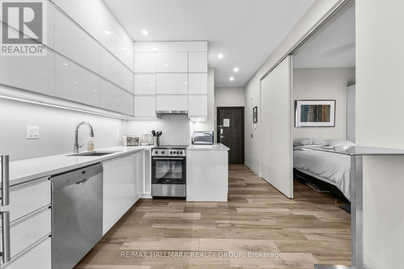 2-201 Maclaren Street, Ottawa, ON, K2P 0L4 - 5