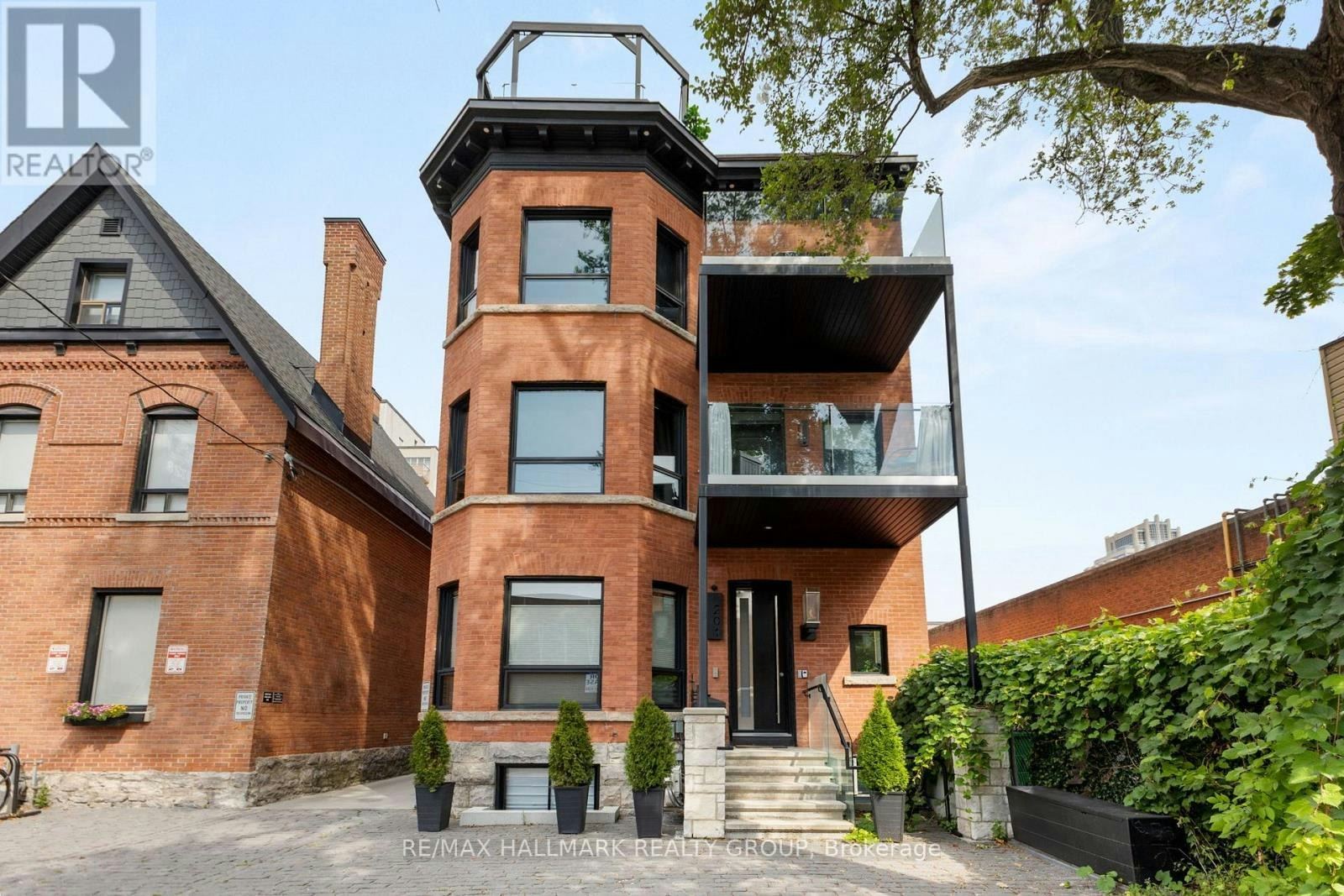 2-201 Maclaren Street, Ottawa, ON, K2P 0L4