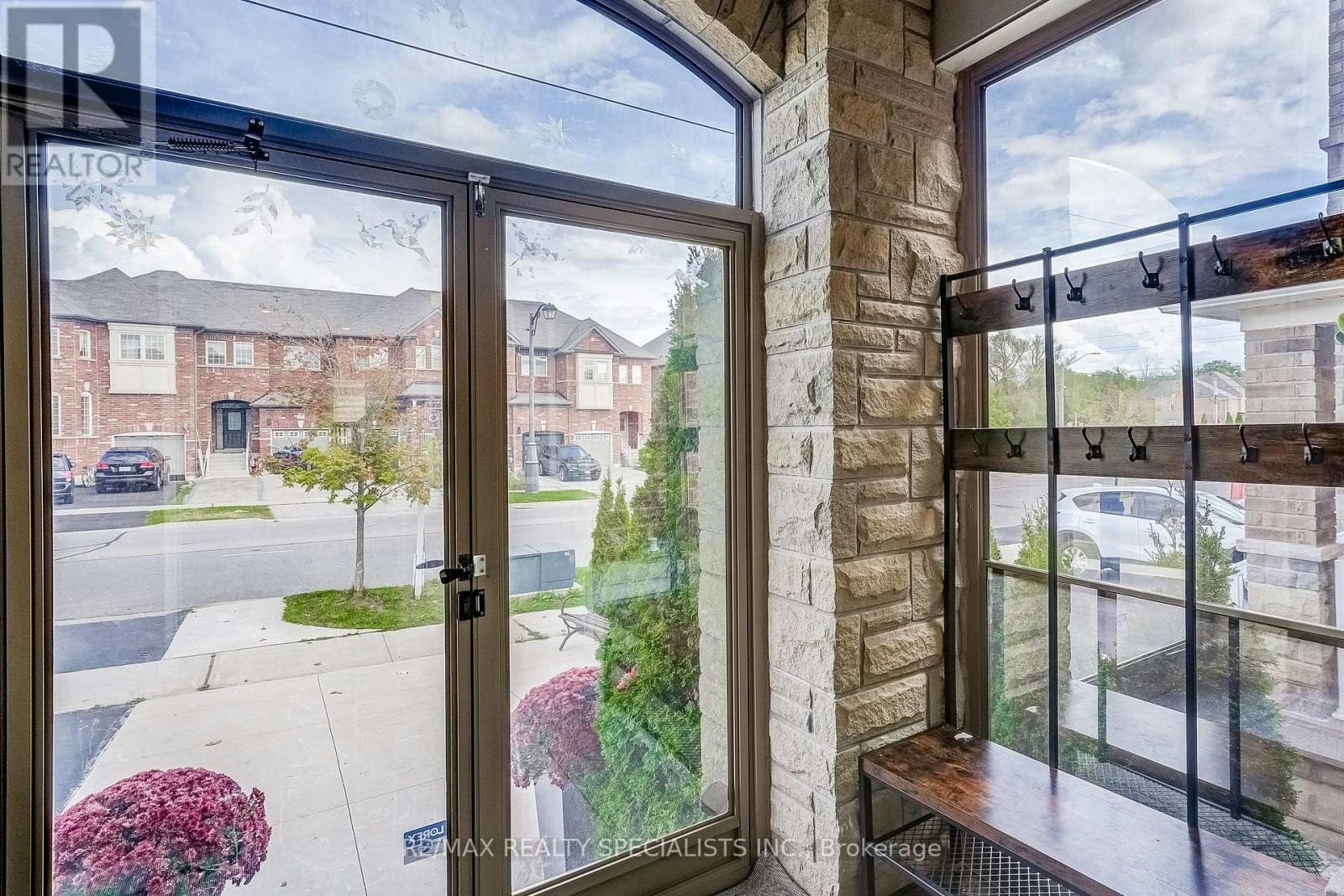 18 Rogers Trail, Bradford West Gwillimbury, ON, L3Z 0G4 - 2