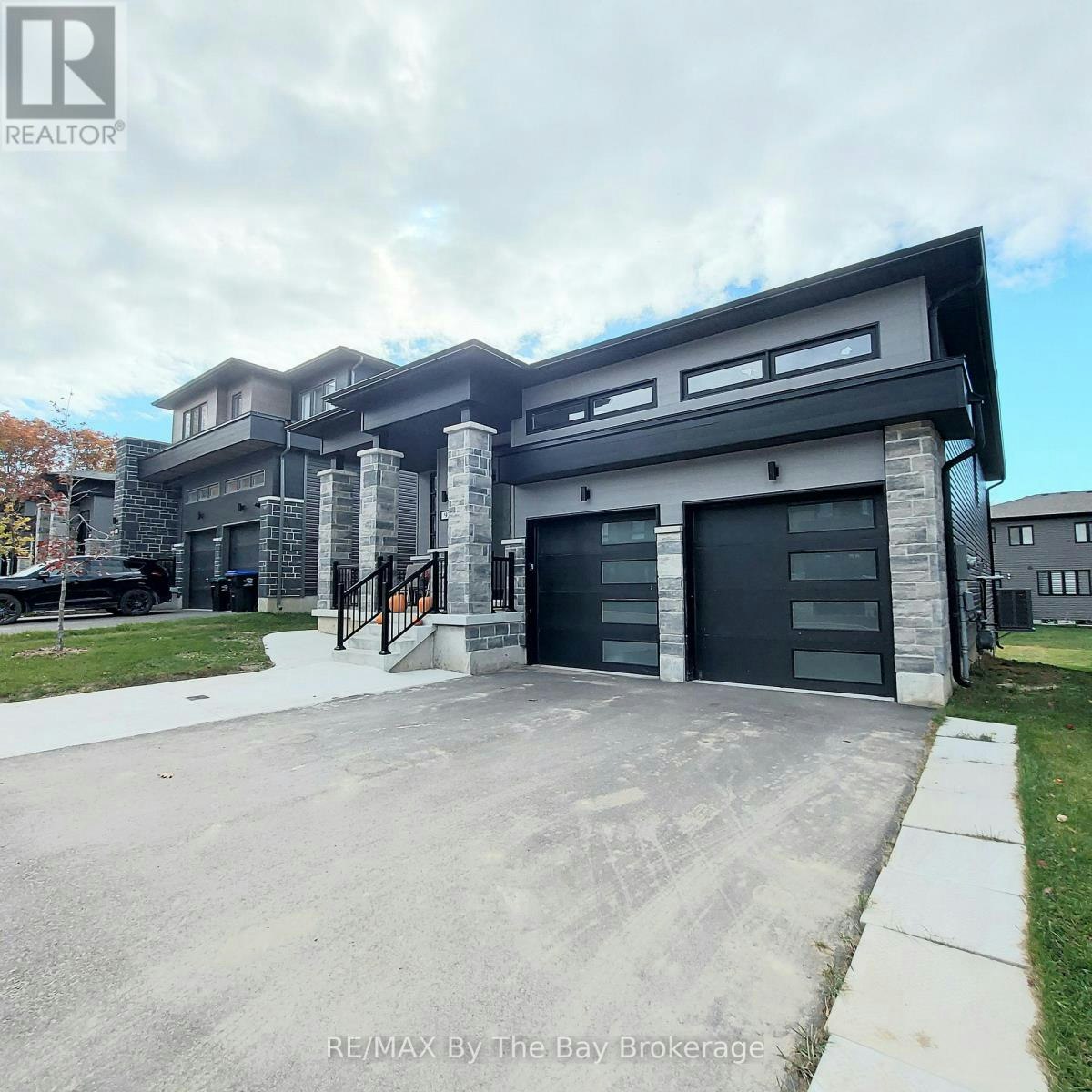 UPPER-92 Berkely Street, Wasaga Beach, ON, L9Z 0K5 - 2