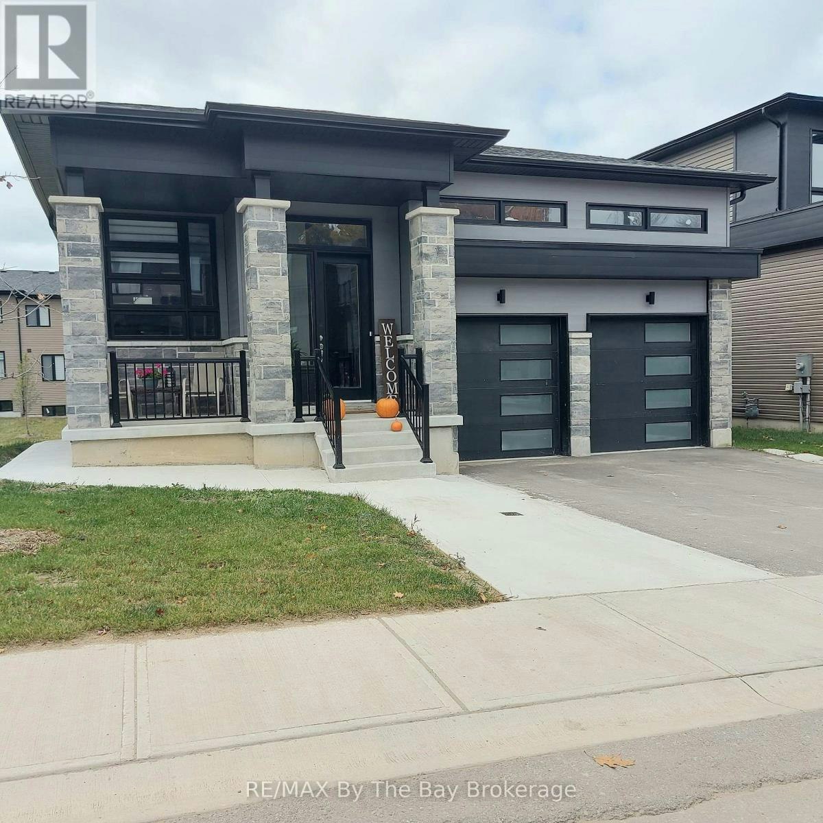 UPPER-92 Berkely Street, Wasaga Beach, ON, L9Z 0K5