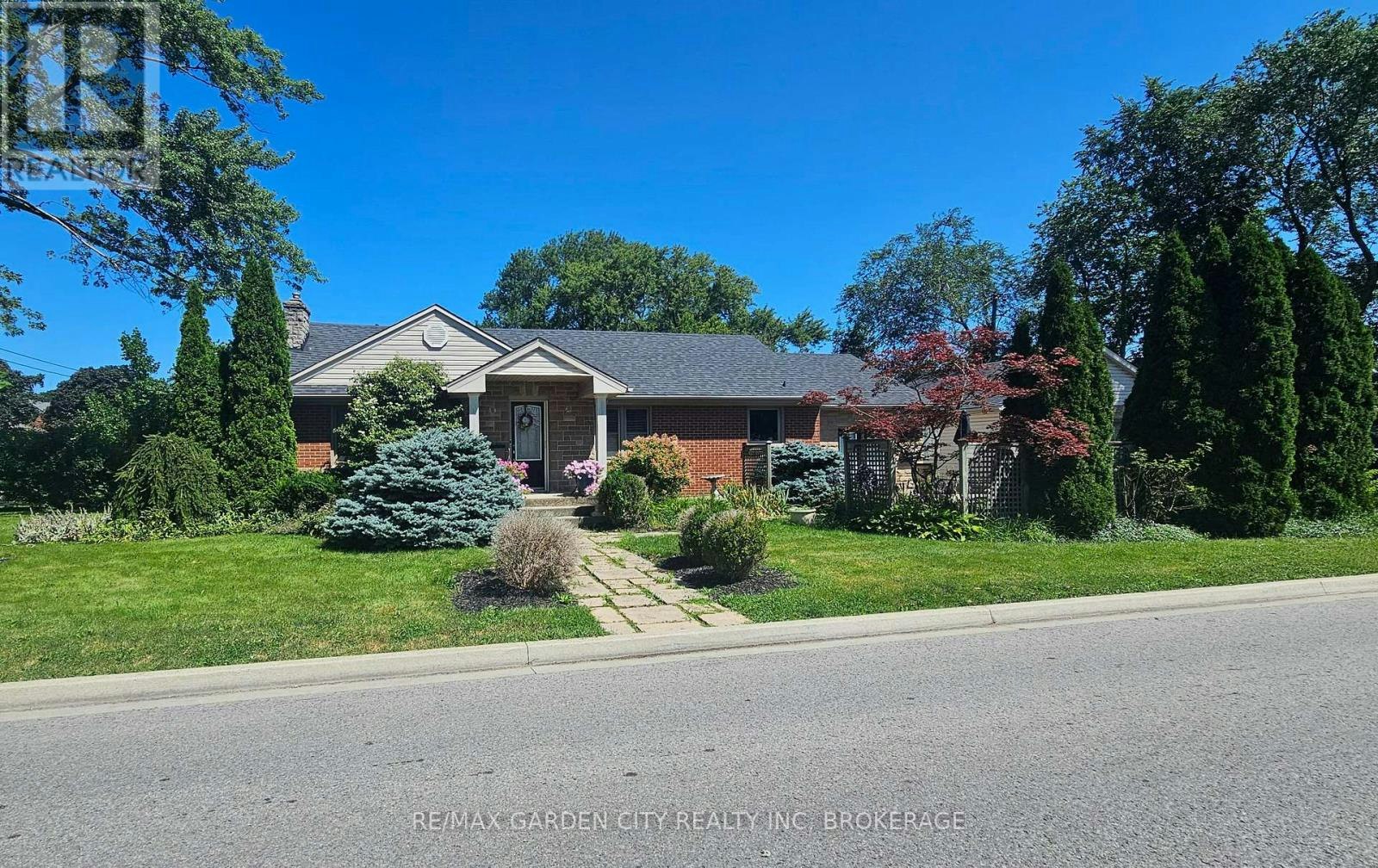 139 South Drive, St. Catharines, ON, L2R 4W1