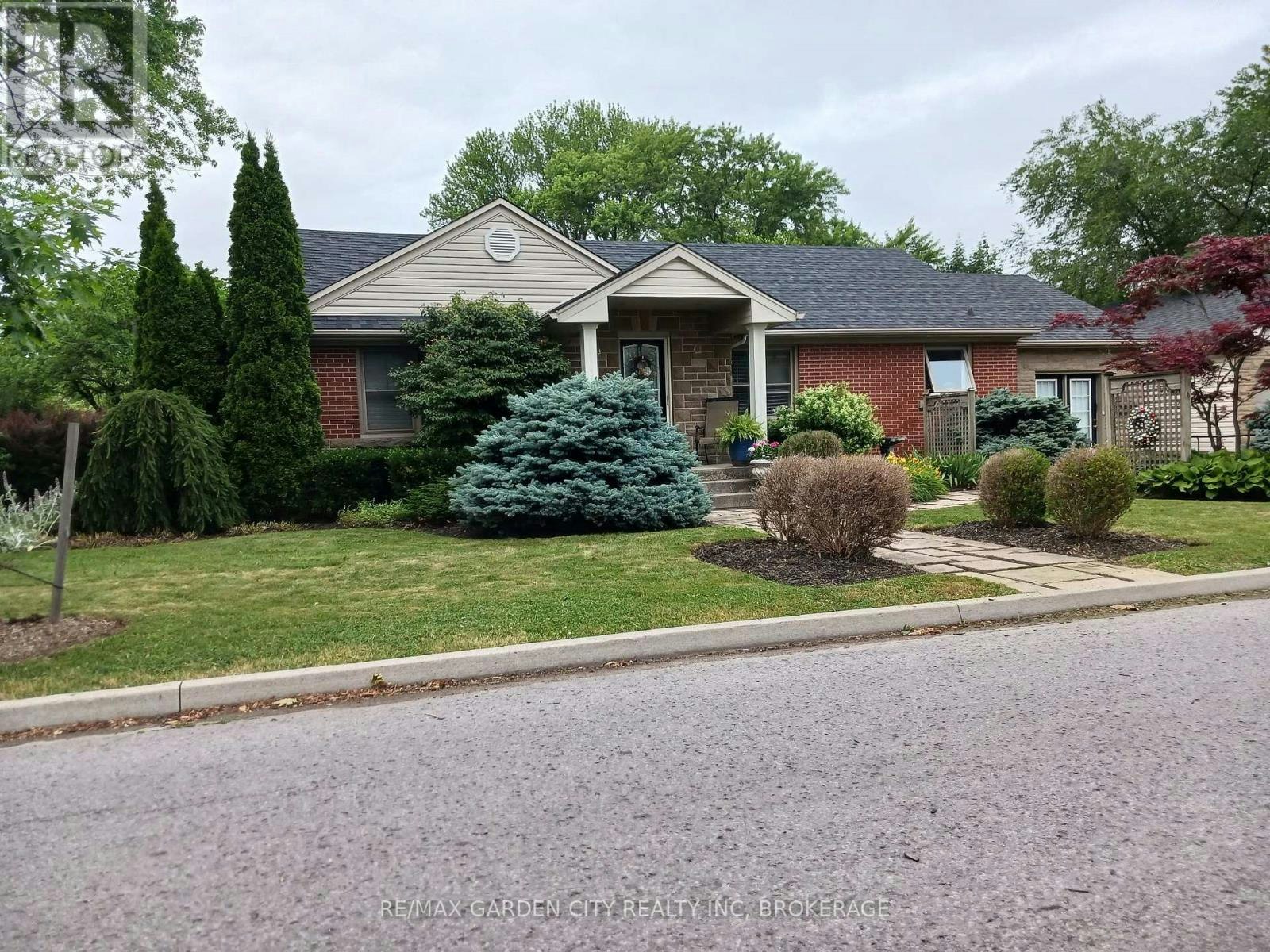 139 South Drive, St. Catharines, ON, L2R 4W1 - 2