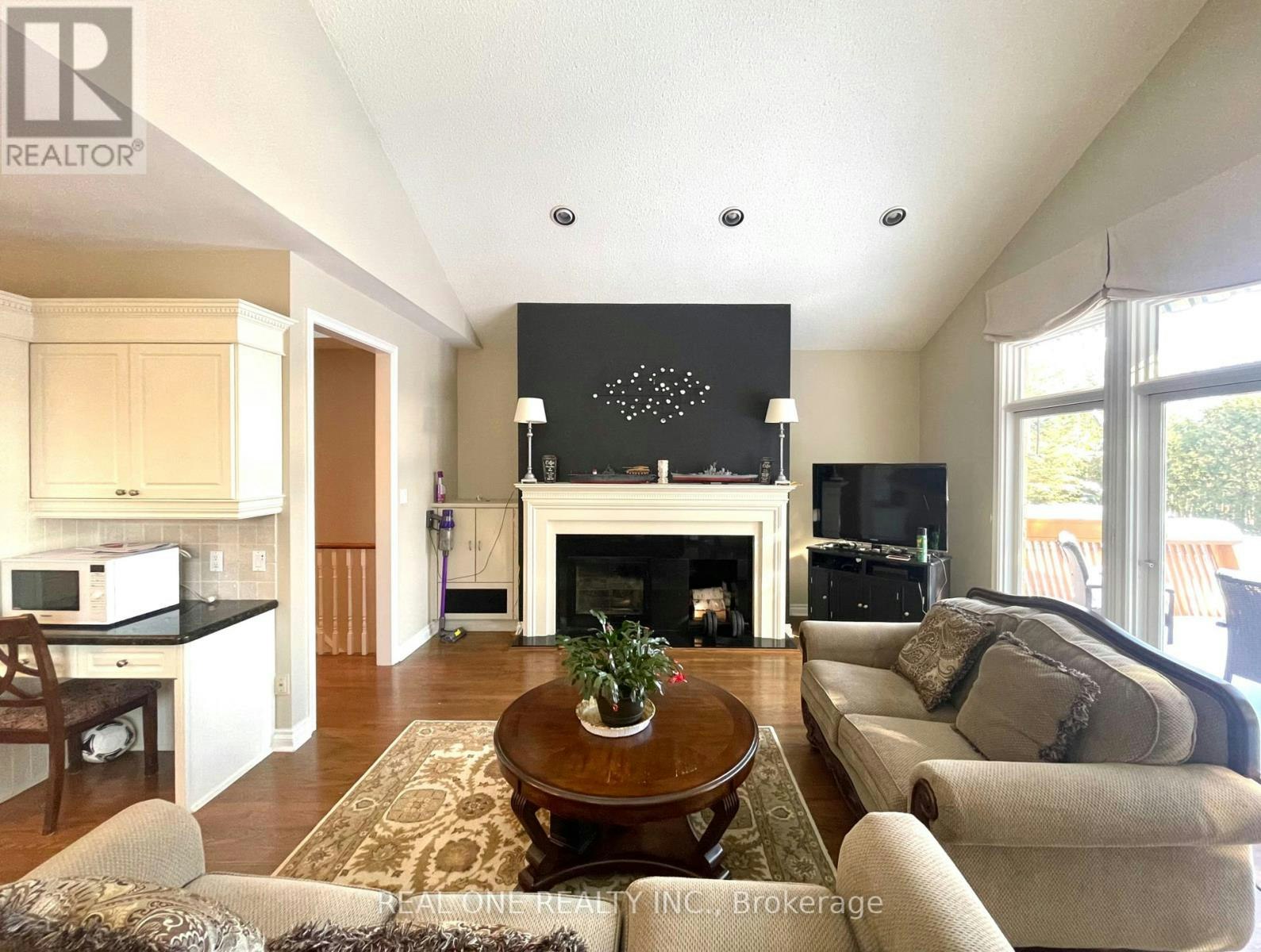 207 Kennedy Street W, Aurora, ON, L4G 2L9 - 4