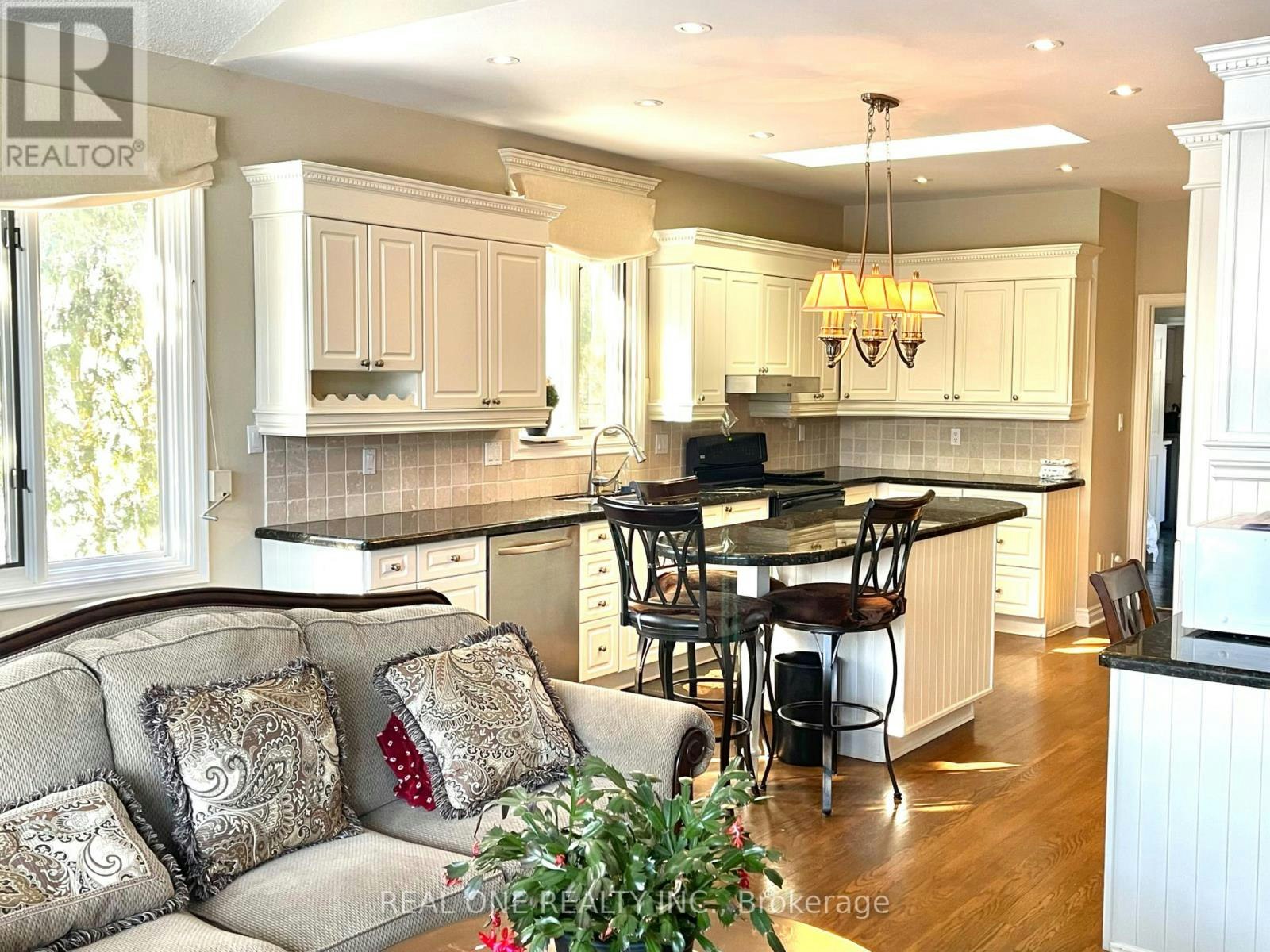 207 Kennedy Street W, Aurora, ON, L4G 2L9 - 5