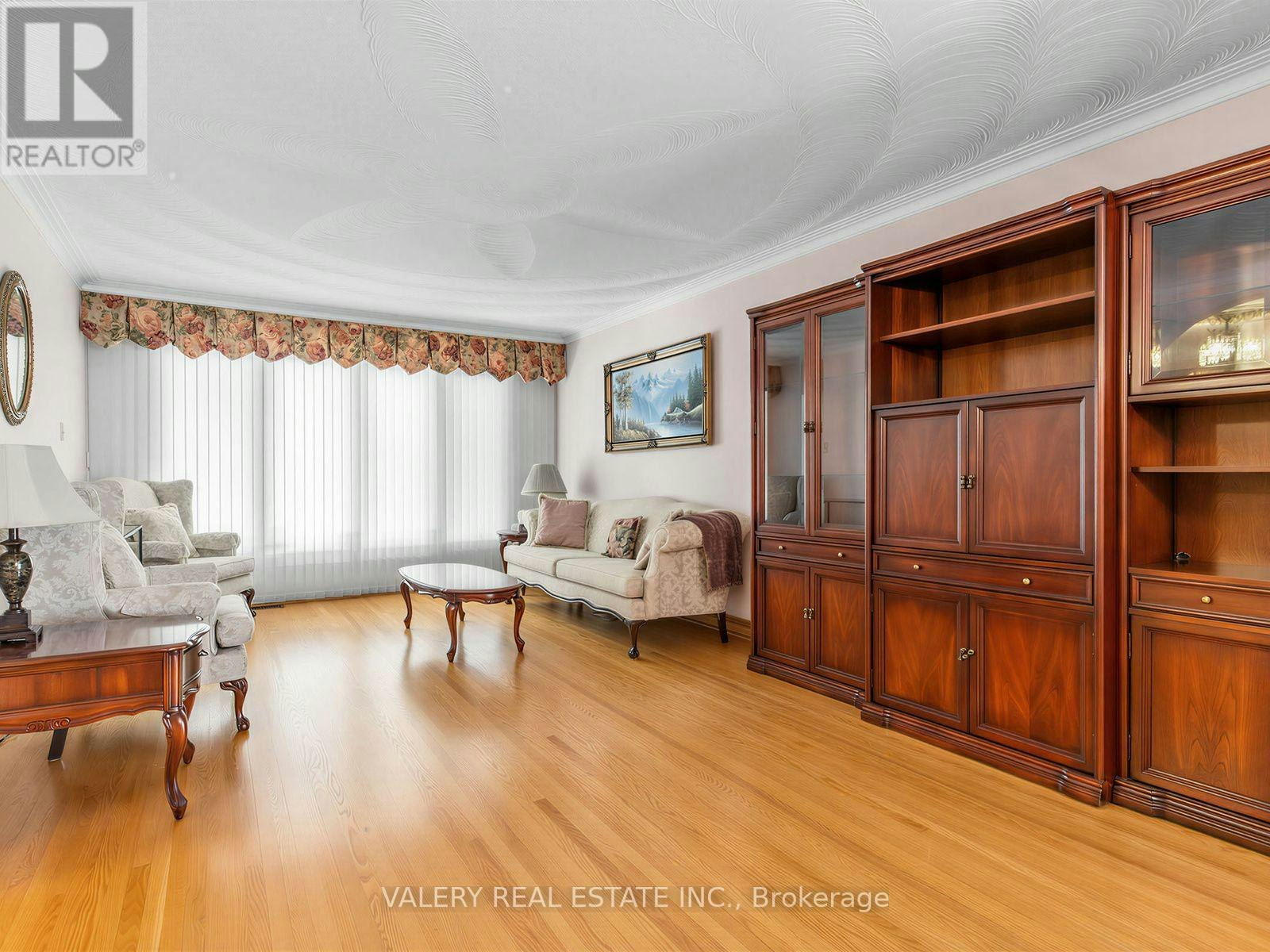 370 Maple Leaf Drive, Toronto, ON, M6L 1P6 - 5
