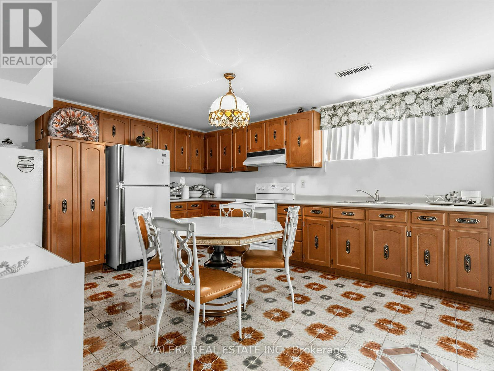370 Maple Leaf Drive, Toronto, ON, M6L 1P6 - 35