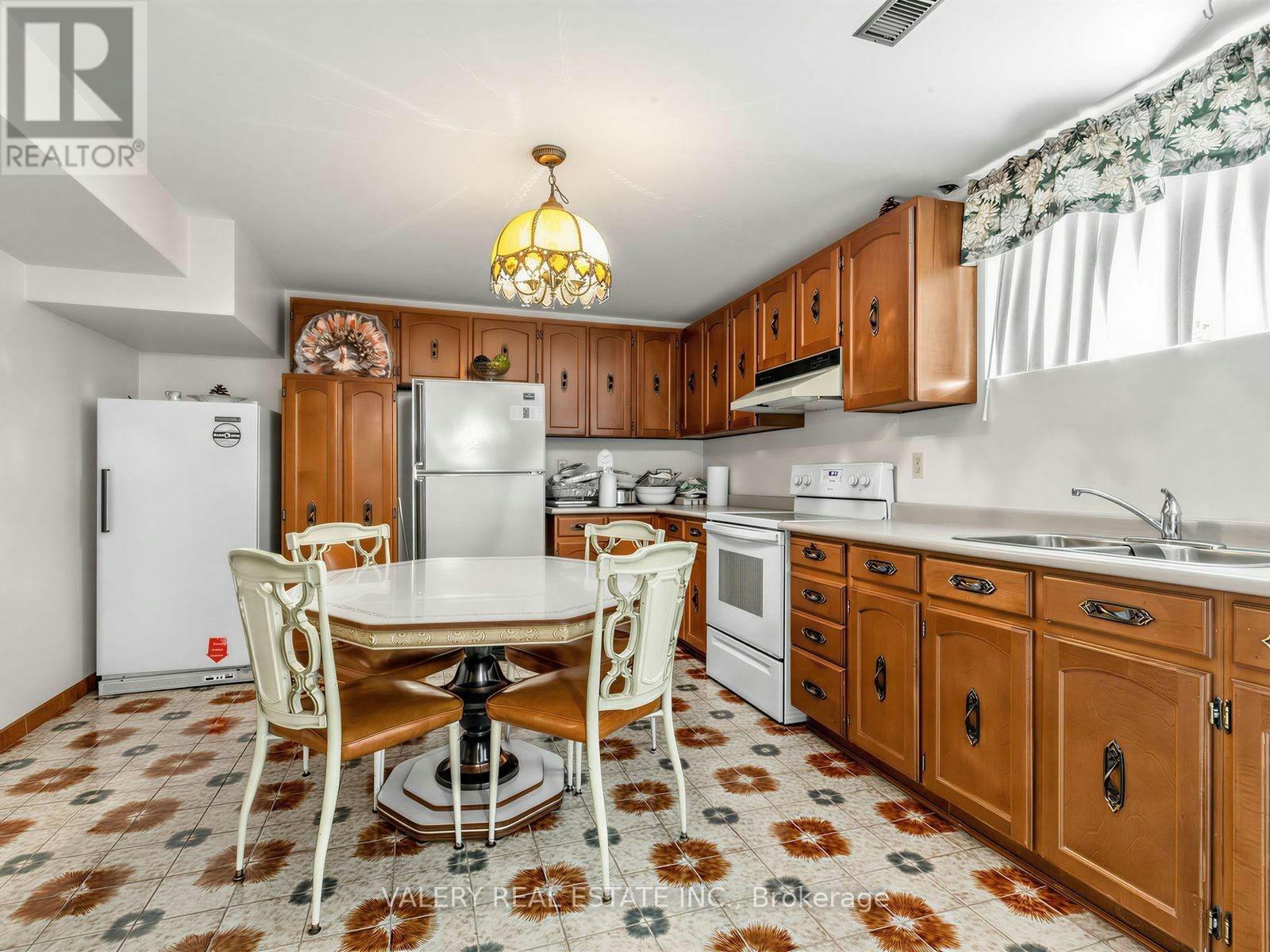370 Maple Leaf Drive, Toronto, ON, M6L 1P6 - 34