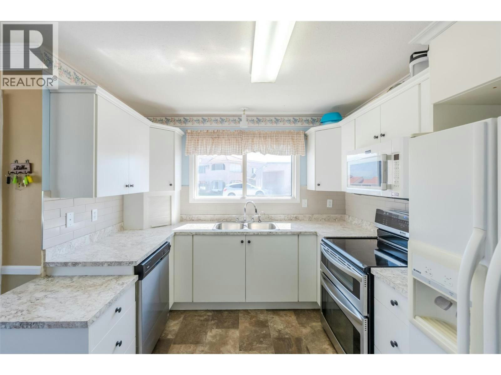 104B-8006 Vedette Drive - 5