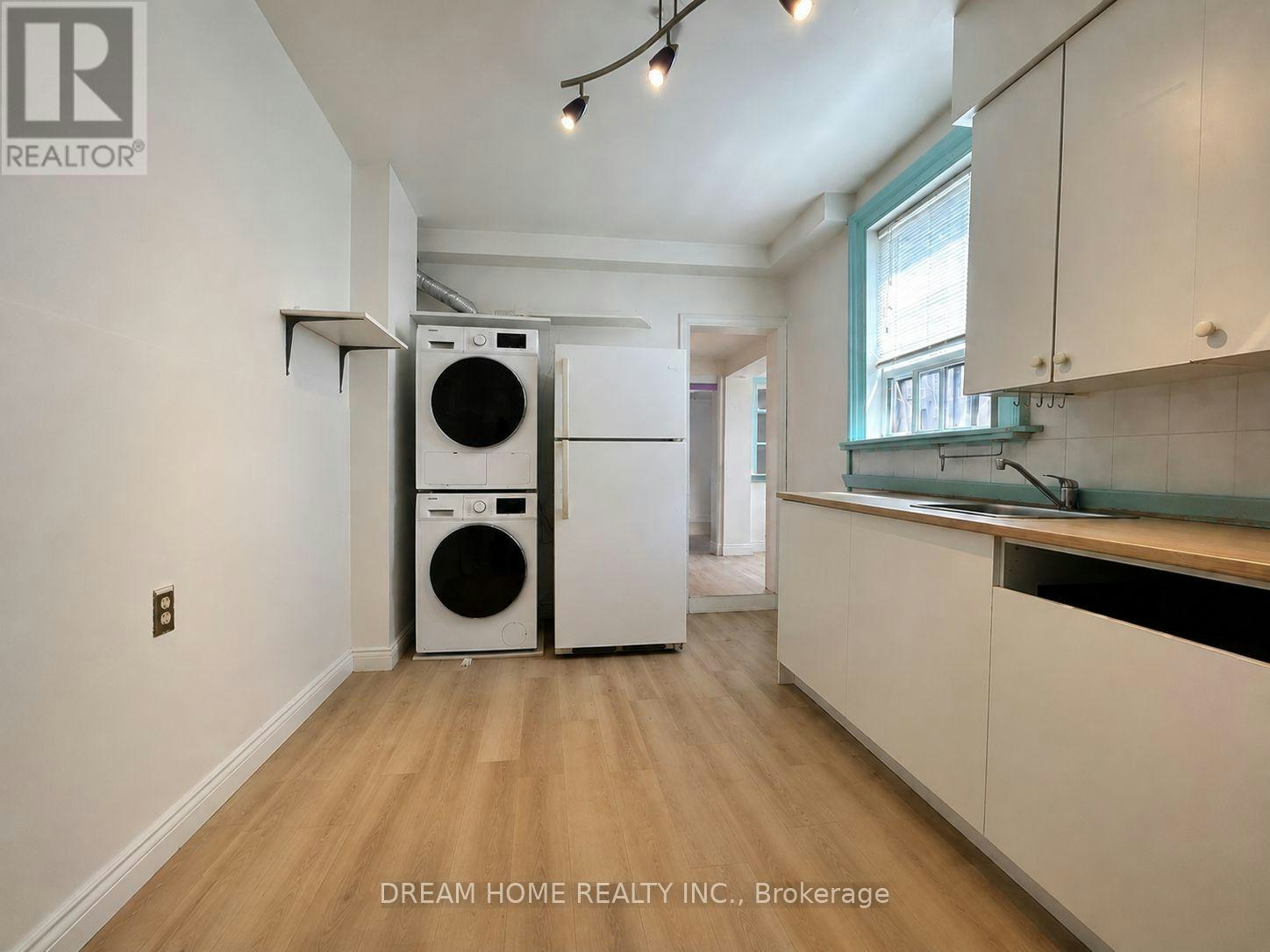 107 Huron St Street, Toronto, ON, M5T 2A9